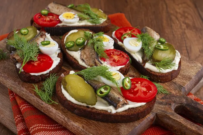 Gerahmter Druck : Sandwiches auf Rübenbrot mit Sprotten. Gerahmter Druck : Sandwiches auf Rübenbrot mit Sprotten.