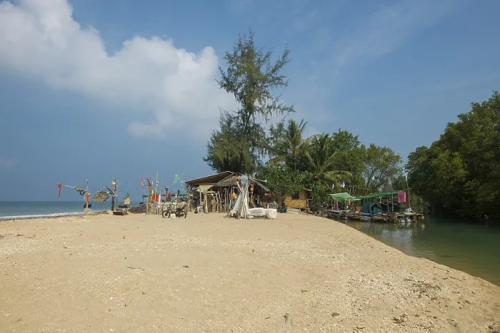 Gerahmter Druck : Sandstrand, Strand und Strandbar Gerahmter Druck : Sandstrand, Strand und Strandbar