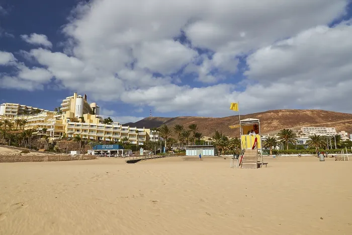 Gerahmter Druck : Sandstrand, Hotelkomplex Gerahmter Druck : Sandstrand, Hotelkomplex