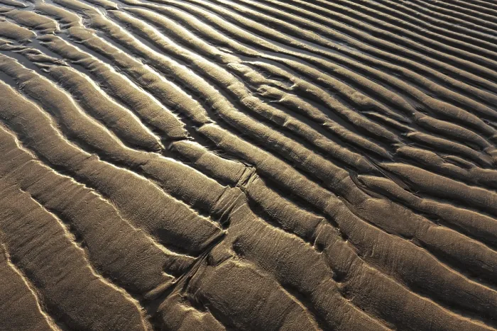 Gerahmter Druck : Sandstrand mit wellenförmigen Linien. Gerahmter Druck : Sandstrand mit wellenförmigen Linien.