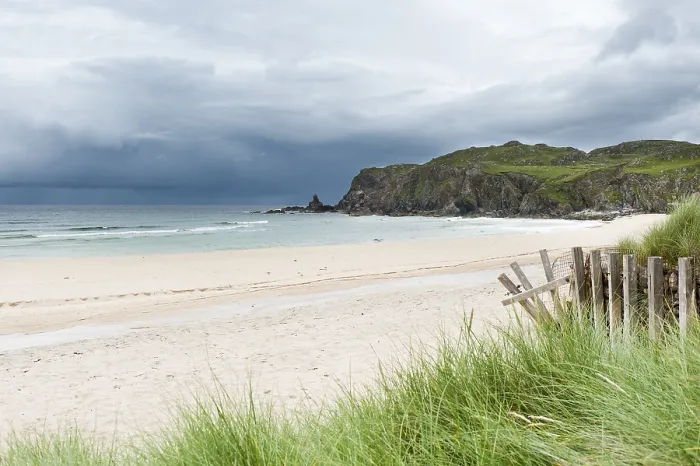 Gerahmter Druck : Sandstrand mit dunklen Wolken über der Küste. Gerahmter Druck : Sandstrand mit dunklen Wolken über der Küste.