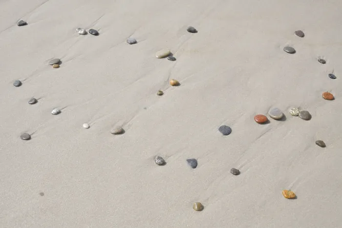 Gerahmter Druck : Kiesstrand mit Felsen, Hvide Sande Gerahmter Druck : Kiesstrand mit Felsen, Hvide Sande