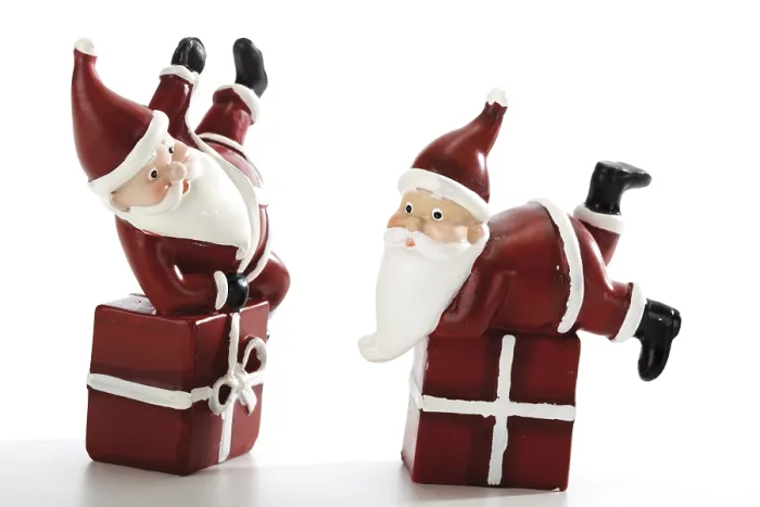 Gerahmter Druck : Weihnachtsmänner auf Geschenkkisten Gerahmter Druck : Weihnachtsmänner auf Geschenkkisten