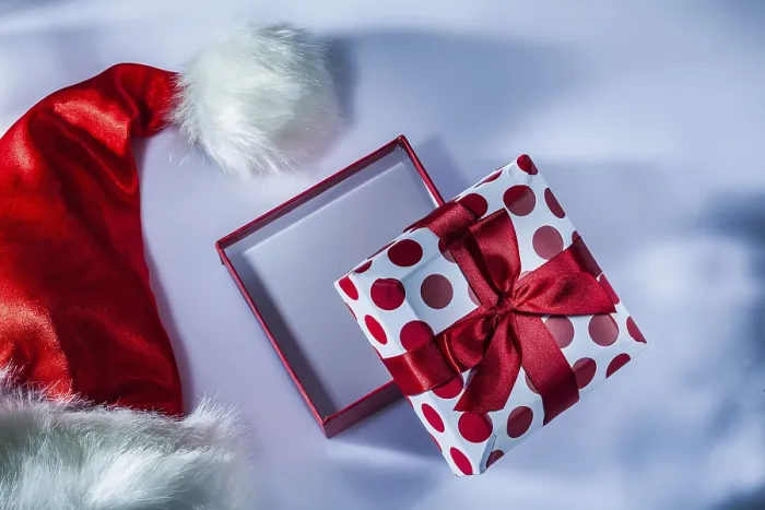 Gerahmter Druck : Sant hat ein geschmücktes Geschenkkarton auf weißer Oberfläche. Gerahmter Druck : Sant hat ein geschmücktes Geschenkkarton auf weißer Oberfläche.