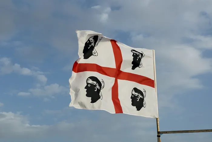 Gerahmter Druck : Die Flagge Sardiniens im Wind, die Flagge. Gerahmter Druck : Die Flagge Sardiniens im Wind, die Flagge.