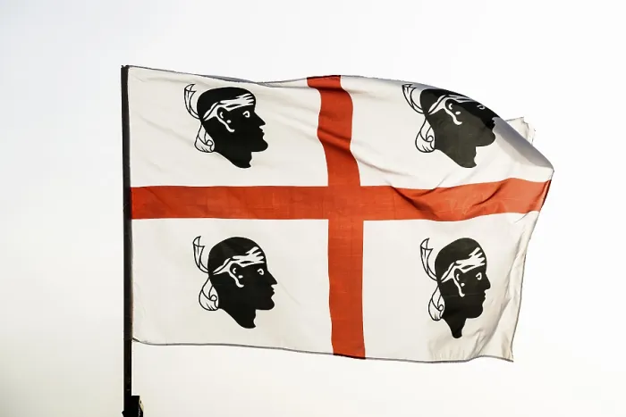 Gerahmter Druck : Die Flagge Sardiniens im Wind, Flagge. Gerahmter Druck : Die Flagge Sardiniens im Wind, Flagge.