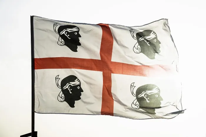 Gerahmter Druck : Die Flagge Sardiniens im Wind, die Flagge. Gerahmter Druck : Die Flagge Sardiniens im Wind, die Flagge.