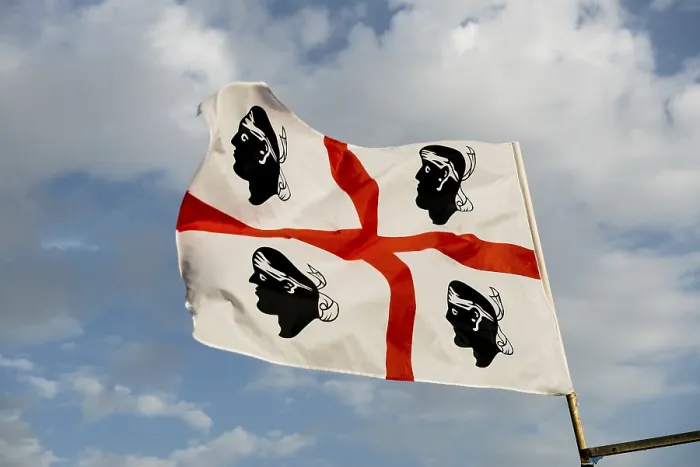 Gerahmter Druck : Die Flagge Sardiniens im Wind, die Flagge. Gerahmter Druck : Die Flagge Sardiniens im Wind, die Flagge.