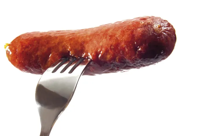 Gerahmter Druck : Wurst auf einem Gabelspieß. Gerahmter Druck : Wurst auf einem Gabelspieß.