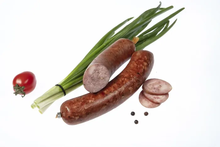 Gerahmter Druck : Wurst und Grün auf einem isolierten Studiohintergrund. Gerahmter Druck : Wurst und Grün auf einem isolierten Studiohintergrund.