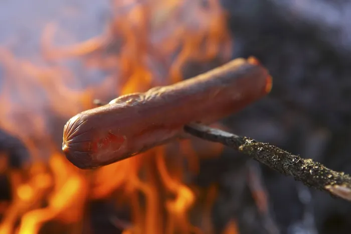 Gerahmter Druck : Wurstbraten über einem Lagerfeuer. Gerahmter Druck : Wurstbraten über einem Lagerfeuer.