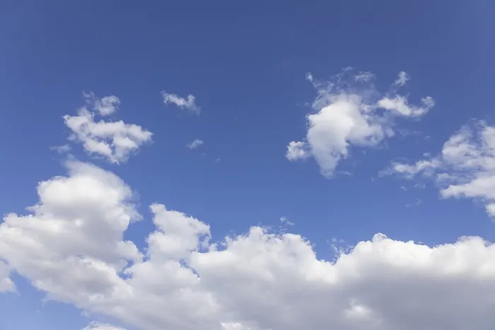 Gerahmter Druck : Bildhafte dramatische Sommerwolken. Wolkenbild eines hellblauen Himmels. Gerahmter Druck : Bildhafte dramatische Sommerwolken. Wolkenbild eines hellblauen Himmels.
