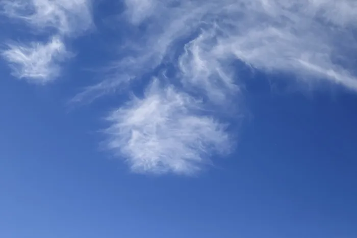 Gerahmter Druck : Bildhafte dramatische Sommerwolken. Wolkenbild eines helleren blauen Himmels. Gerahmter Druck : Bildhafte dramatische Sommerwolken. Wolkenbild eines helleren blauen Himmels.