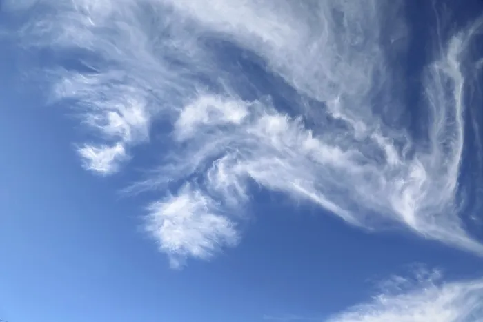 Gerahmter Druck : Bildhafte dramatische Sommerwolken. Wolkenbild eines helleren blauen Himmels. Gerahmter Druck : Bildhafte dramatische Sommerwolken. Wolkenbild eines helleren blauen Himmels.