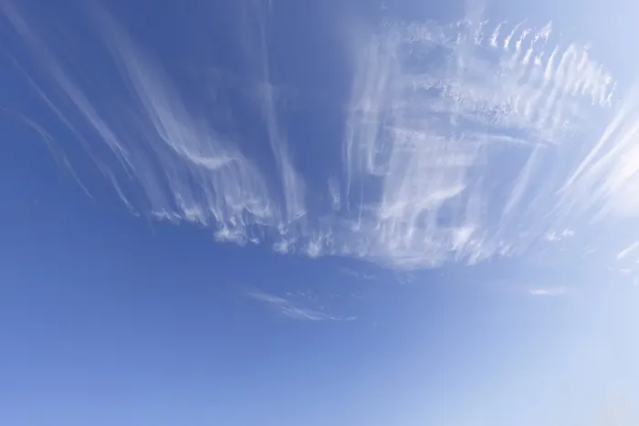 Gerahmter Druck : Bildhafte dramatische Sommerwolken. Wolkenbild eines hellblauen Himmels. Gerahmter Druck : Bildhafte dramatische Sommerwolken. Wolkenbild eines hellblauen Himmels.