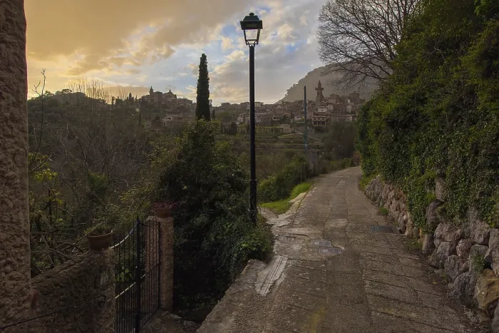Gerahmter Druck : Ein landschaftlich reizvoller Pfad in Valldemossa. Gerahmter Druck : Ein landschaftlich reizvoller Pfad in Valldemossa.