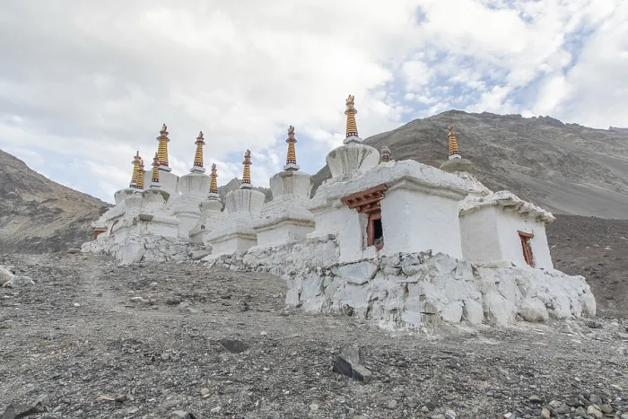 Gerahmter Druck : Blick auf antike Stupas in Diskit. Gerahmter Druck : Blick auf antike Stupas in Diskit.