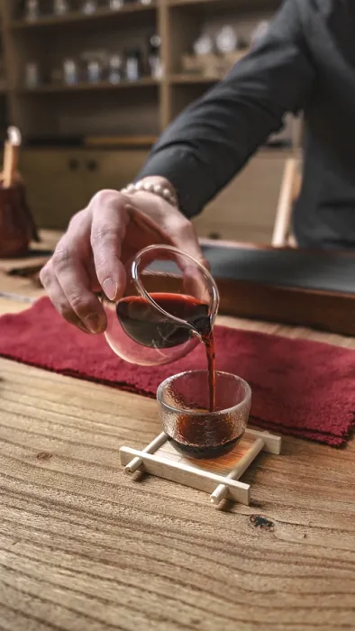 Gerahmter Druck : Ein duftender Tee wird in eine handgefertigte Tasse gegossen. Gerahmter Druck : Ein duftender Tee wird in eine handgefertigte Tasse gegossen.