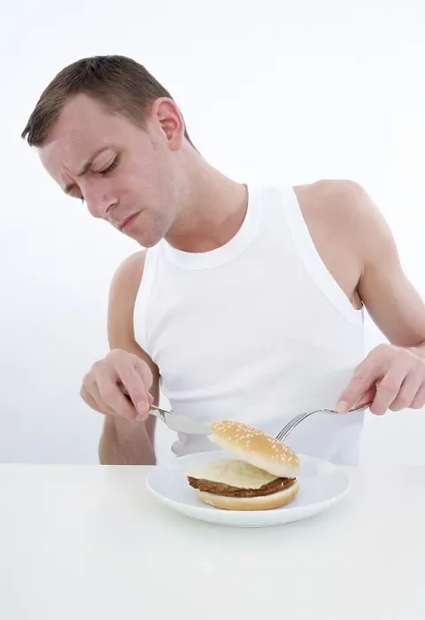 Gerahmter Druck : Zweifelhafter Mann mit Burger. Gerahmter Druck : Zweifelhafter Mann mit Burger.