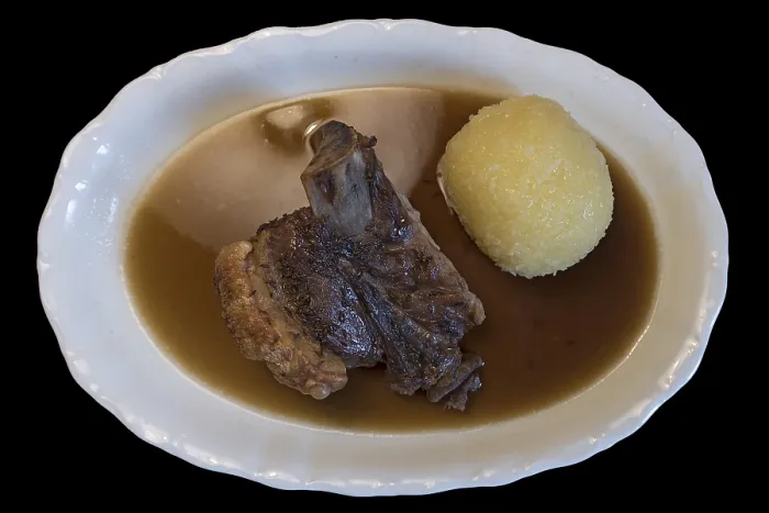 Gerahmter Druck : Schäufele mit Maultasche auf schwarzem Hintergrund. Gerahmter Druck : Schäufele mit Maultasche auf schwarzem Hintergrund.