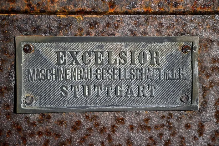 Gerahmter Druck : Schild Excelsior an einem alten Wassertank. Gerahmter Druck : Schild Excelsior an einem alten Wassertank.