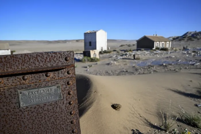 Gerahmter Druck : Schild Excelsior an einem alten Wassertank. Gerahmter Druck : Schild Excelsior an einem alten Wassertank.