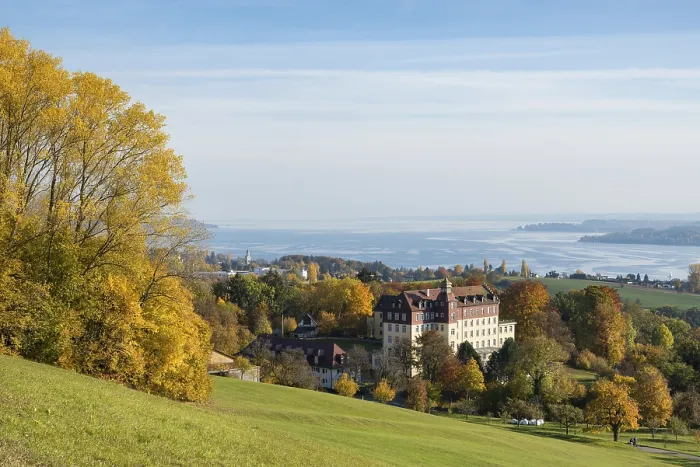 Gerahmter Druck : Schloss Spitzbart Internat Gerahmter Druck : Schloss Spitzbart Internat