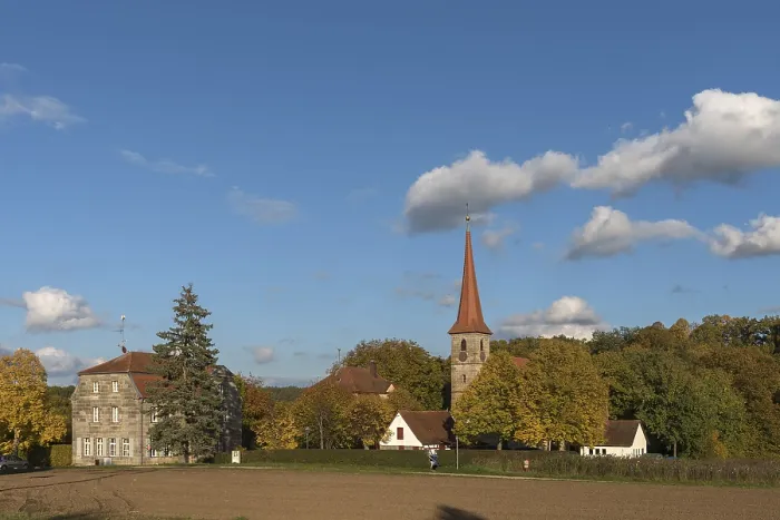 Gerahmter Druck : Ehemaliges Schulgebäude mit dem St. Gerahmter Druck : Ehemaliges Schulgebäude mit dem St.