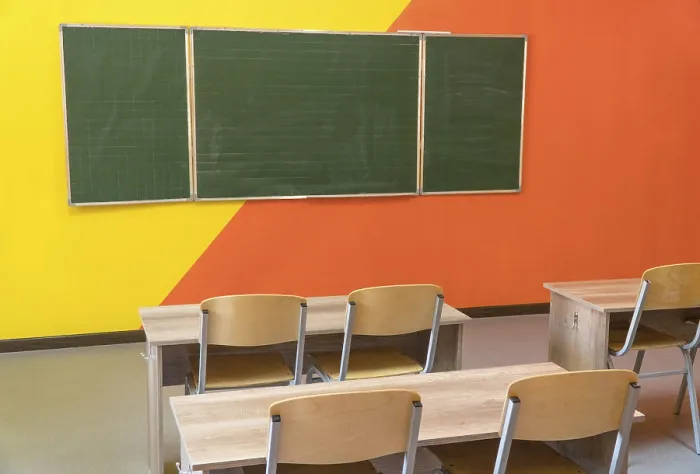 Gerahmter Druck : Ein leerer Schulunterricht mit einem Tafel. Gerahmter Druck : Ein leerer Schulunterricht mit einem Tafel.