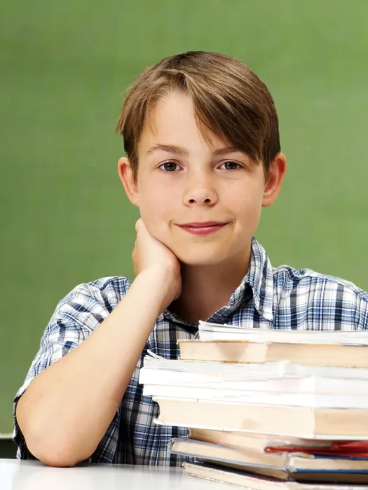 Gerahmter Druck : Schuljunge vor einem Schulbrett mit einem Stapel Bücher. Gerahmter Druck : Schuljunge vor einem Schulbrett mit einem Stapel Bücher.