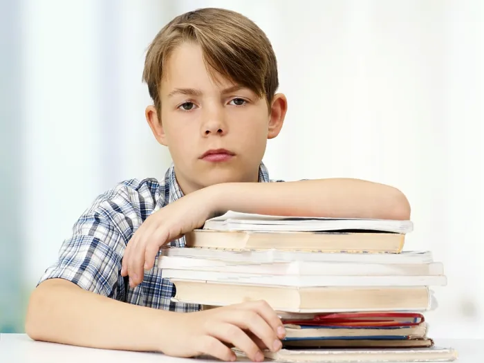 Gerahmter Druck : Schuljunge mit einem Stapel Bücher, sieht ernst aus. Gerahmter Druck : Schuljunge mit einem Stapel Bücher, sieht ernst aus.