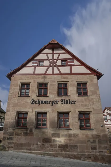 Gerahmter Druck : Ehemaliges Schwarzer Adler-Inn, datiert 1583. Gerahmter Druck : Ehemaliges Schwarzer Adler-Inn, datiert 1583.