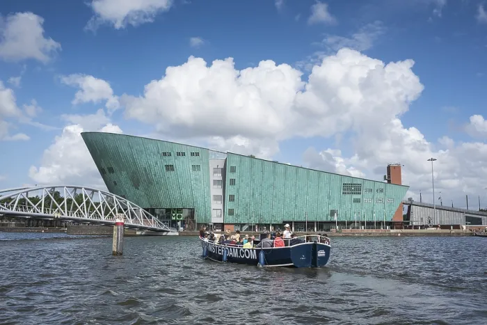 Gerahmter Druck : Das Wissenschaftszentrum NEMO am Osterdok. Gerahmter Druck : Das Wissenschaftszentrum NEMO am Osterdok.
