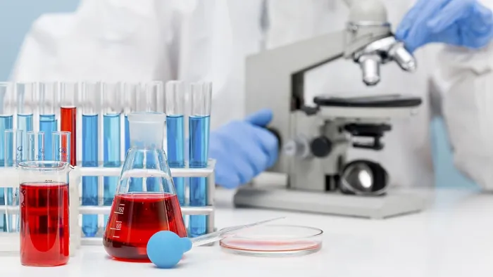 Gerahmter Druck : Wissenschaftler überprüft Substanz mit Mikroskop. Gerahmter Druck : Wissenschaftler überprüft Substanz mit Mikroskop.