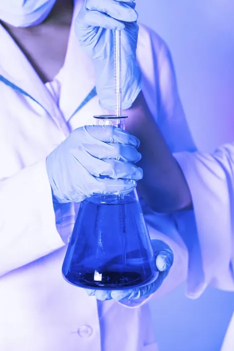 Gerahmter Druck : Der Wissenschaftler zeigt eine Diffusion in der Flasche. Gerahmter Druck : Der Wissenschaftler zeigt eine Diffusion in der Flasche.