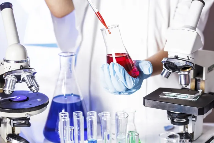 Gerahmter Druck : Der Wissenschaftler zeigt eine Diffusion im Petrischale. Gerahmter Druck : Der Wissenschaftler zeigt eine Diffusion im Petrischale.