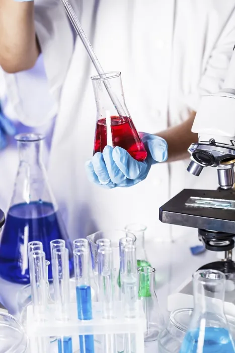 Gerahmter Druck : Der Wissenschaftler zeigt eine Diffusion im Petrischale. Gerahmter Druck : Der Wissenschaftler zeigt eine Diffusion im Petrischale.