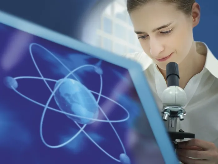 Gerahmter Druck : Wissenschaftler benutzt ein Mikroskop, Atomstruktur auf einem Monitor. Gerahmter Druck : Wissenschaftler benutzt ein Mikroskop, Atomstruktur auf einem Monitor.