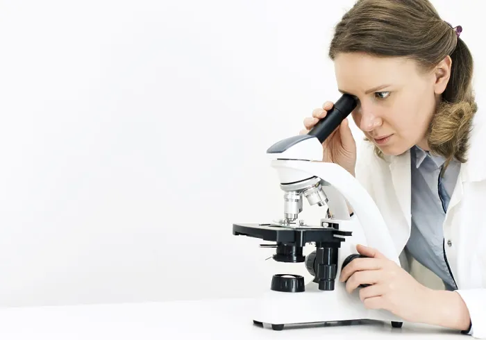 Gerahmter Druck : Wissenschaftler verwendet Mikroskop in Labor. Gerahmter Druck : Wissenschaftler verwendet Mikroskop in Labor.