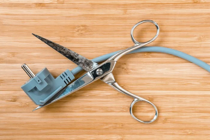 Gerahmter Druck : Schere schneidet elektrischen Draht. Gerahmter Druck : Schere schneidet elektrischen Draht.