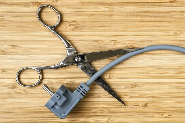 Gerahmter Druck : Schere schneidet elektrischen Draht. Gerahmter Druck : Schere schneidet elektrischen Draht.