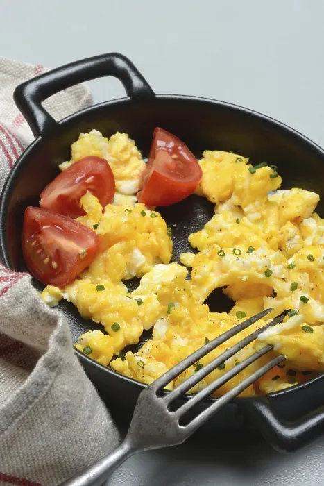 Gerahmter Druck : Eier im Eimer mit Tomaten in einer Pfanne. Gerahmter Druck : Eier im Eimer mit Tomaten in einer Pfanne.