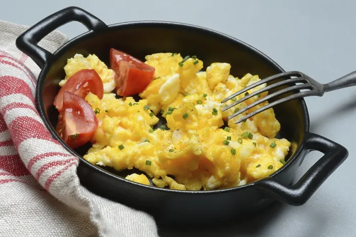 Gerahmter Druck : Eier mit Tomaten in einer Pfanne. Gerahmter Druck : Eier mit Tomaten in einer Pfanne.