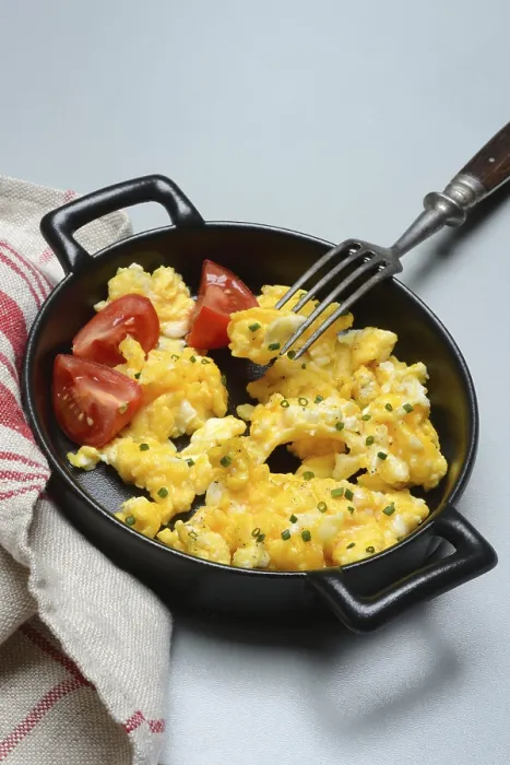 Gerahmter Druck : Eier mit Tomaten in einer Pfanne. Gerahmter Druck : Eier mit Tomaten in einer Pfanne.