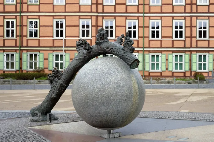 Gerahmter Druck : Skulptur von Bernd Gobel, Wernigerode. Gerahmter Druck : Skulptur von Bernd Gobel, Wernigerode.