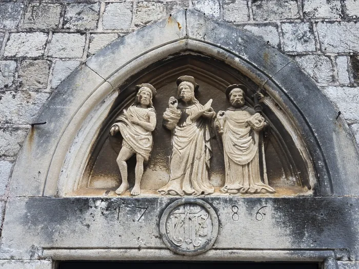 Gerahmter Druck : Skulptur mit Figuren von Heiligen Gerahmter Druck : Skulptur mit Figuren von Heiligen