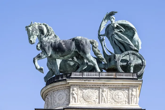 Gerahmter Druck : Skulptur auf dem Heldenplatz. Gerahmter Druck : Skulptur auf dem Heldenplatz.