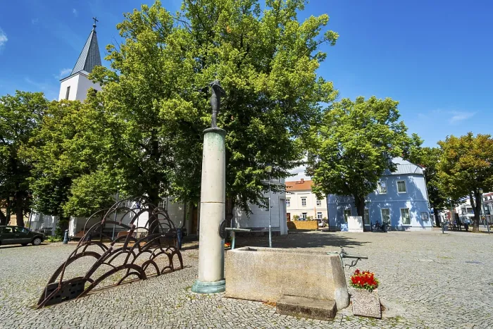 Gerahmter Druck : Skulptur Der Hirte am Brunnen Gerahmter Druck : Skulptur Der Hirte am Brunnen