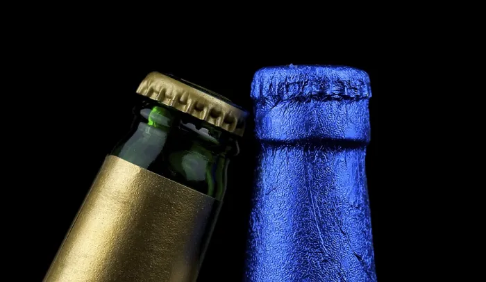 Gerahmter Druck : Zwei verschlossene, verschiedene Bierflaschen. Gerahmter Druck : Zwei verschlossene, verschiedene Bierflaschen.