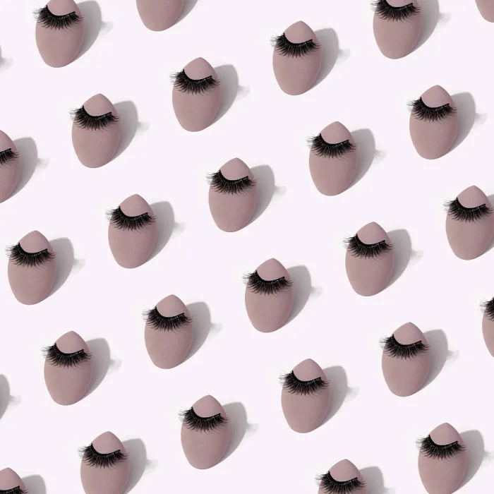 Gerahmter Druck : Ein durchgängiges Muster, das sich aus mit falschen Wimpern geschmückten Make-up-Bürsten gegen einen weichen Hintergrund zusammensetzt. Gerahmter Druck : Ein durchgängiges Muster, das sich aus mit falschen Wimpern geschmückten Make-up-Bürsten gegen einen weichen Hintergrund zusammensetzt.